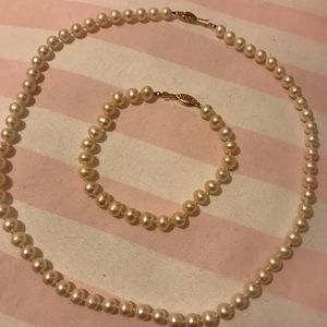 Pearl necklace and bracelet